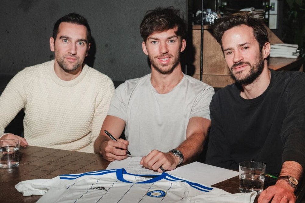 Pierre Gasly (middle) signs a contract alongside Fabien Lazare (left) and Alexandre Mulliez (right)