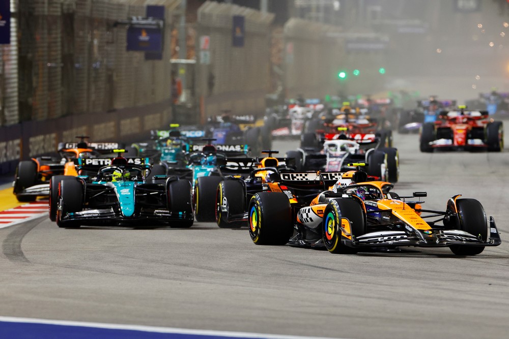 Lando Norris leads the field into the first corner at the start of the 2024 Singapore Grand Prix