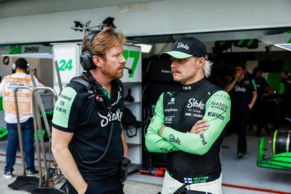 Valtteri Bottas chatting with Sauber engineer in front of the garage before the 2024 Brazilian Grand Prix