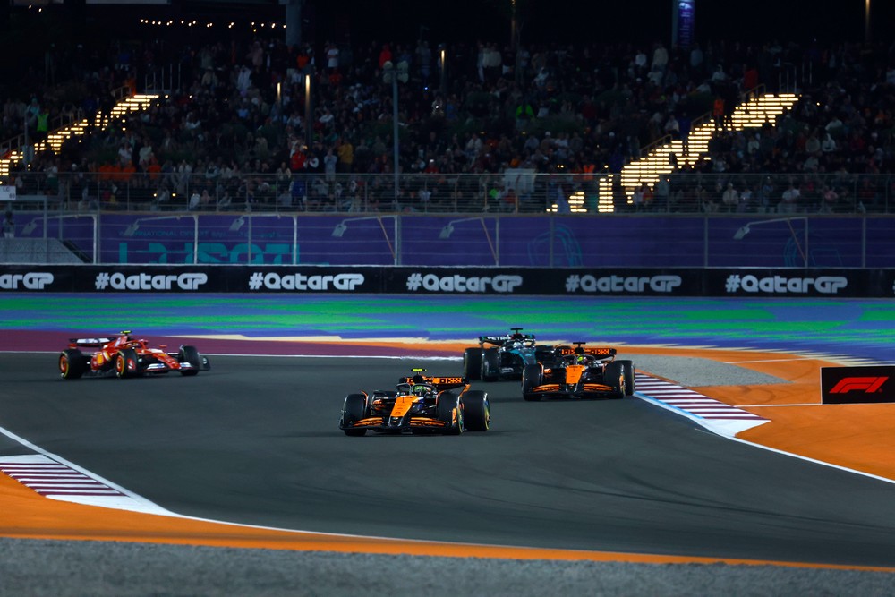 Lando Norris leads the field during the 2024 Qatar Grand Prix sprint race