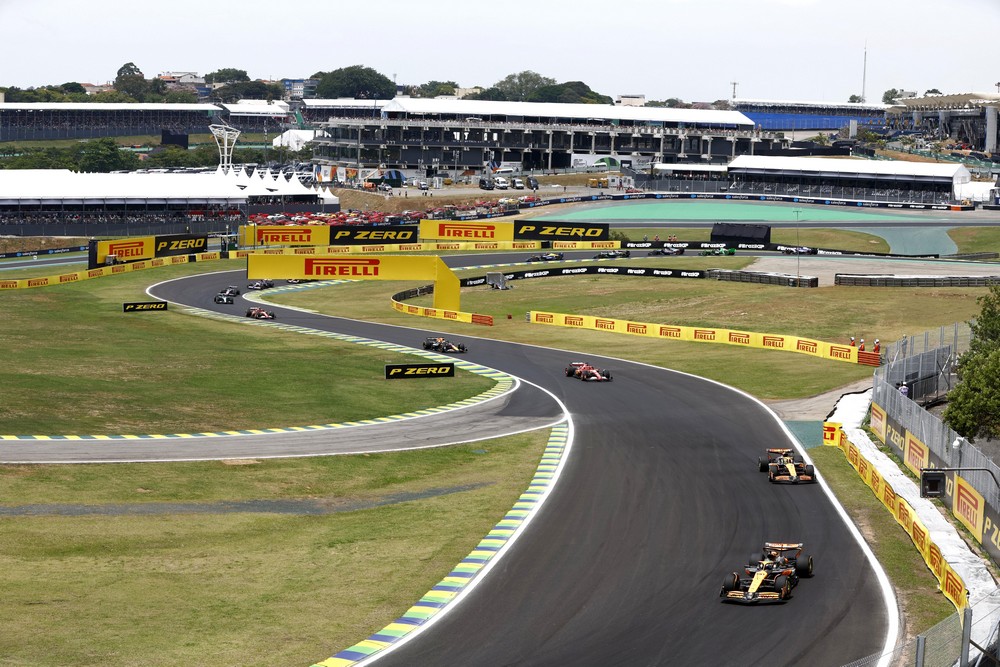 Oscar Piastri leads the field in the opening stages of the 2024 Brazilian Grand Prix sprint race