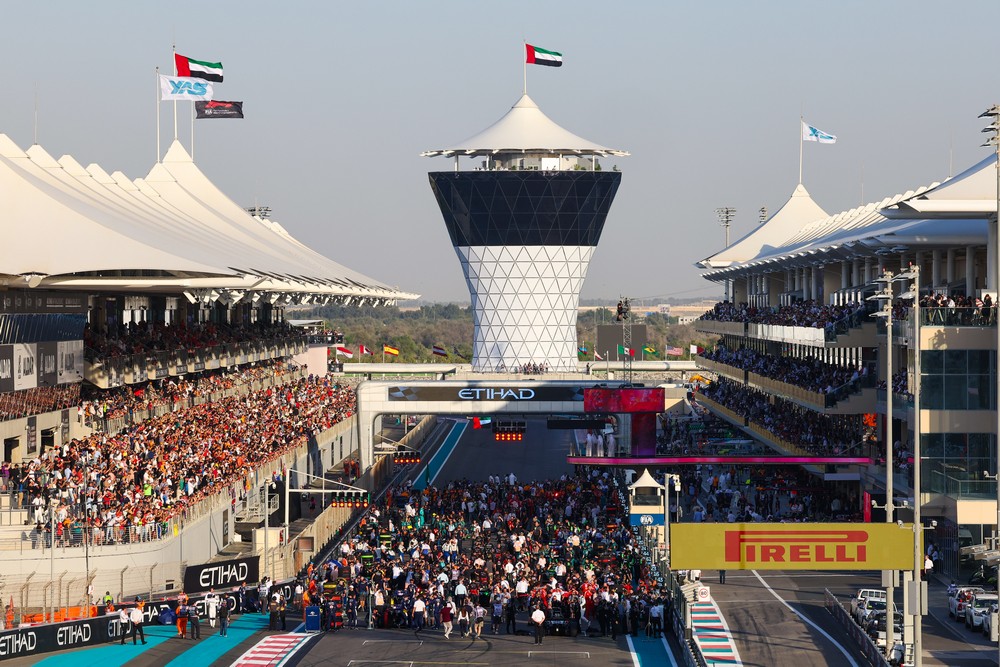 People flood the grid before the start of the 2024 Abu Dhabi Grand Prix