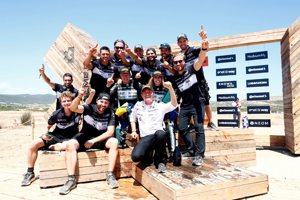 Nico Rosberg (dress in white) posing for a photo with Rosberg X Racing team members