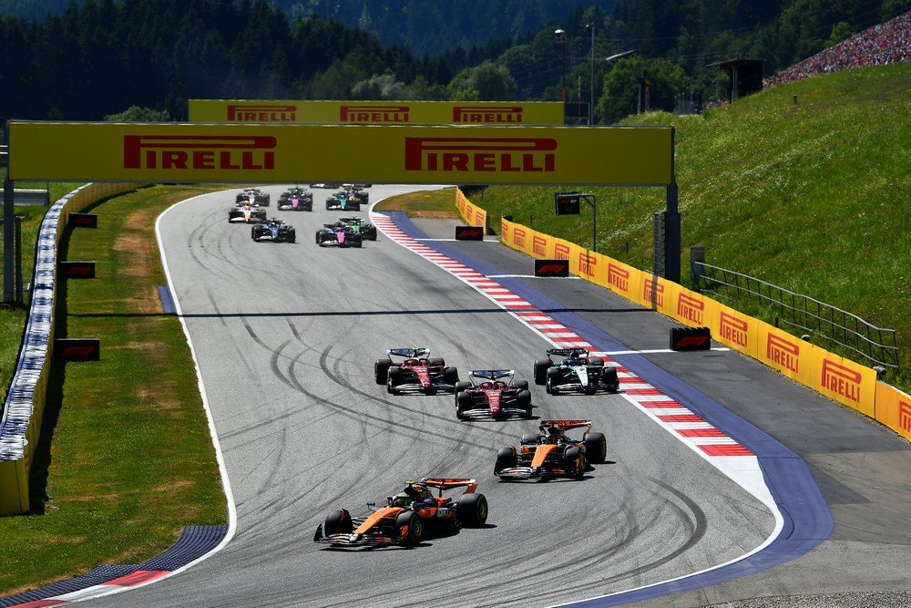 The leaders break away from the rest of the field on the opening lap of the 2025 Austrian Grand Prix