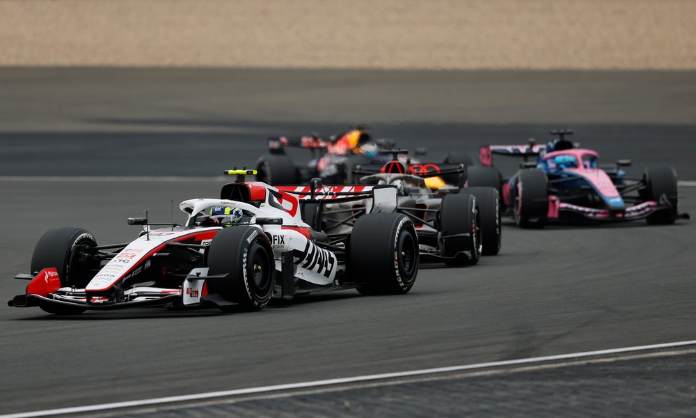 Oliver Bearman leads a gaggle of cars during the 2026 Chinese Grand Prix sprint race